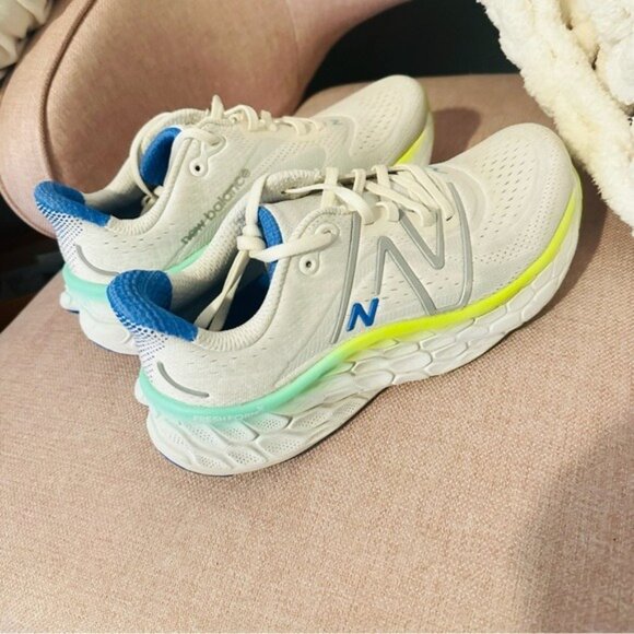 New Balance Women’s Fresh Foam More V4 in White/Cobalt Size 7.5 - Picture 5 of 13